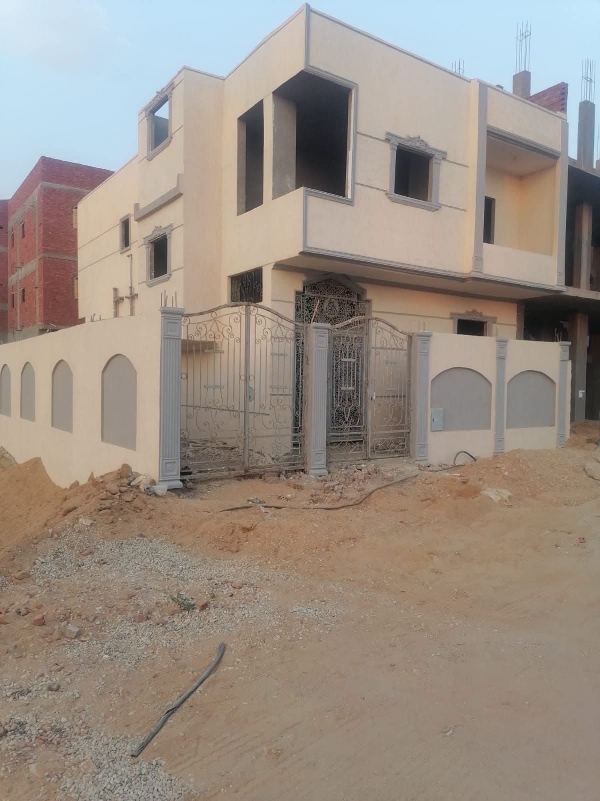 بيت للبيع  دورين محارة داخلية وأبواب داخلية ومتأسس كهرباء وماء واجهة وفي حي ٣٢ مجاوره ٤