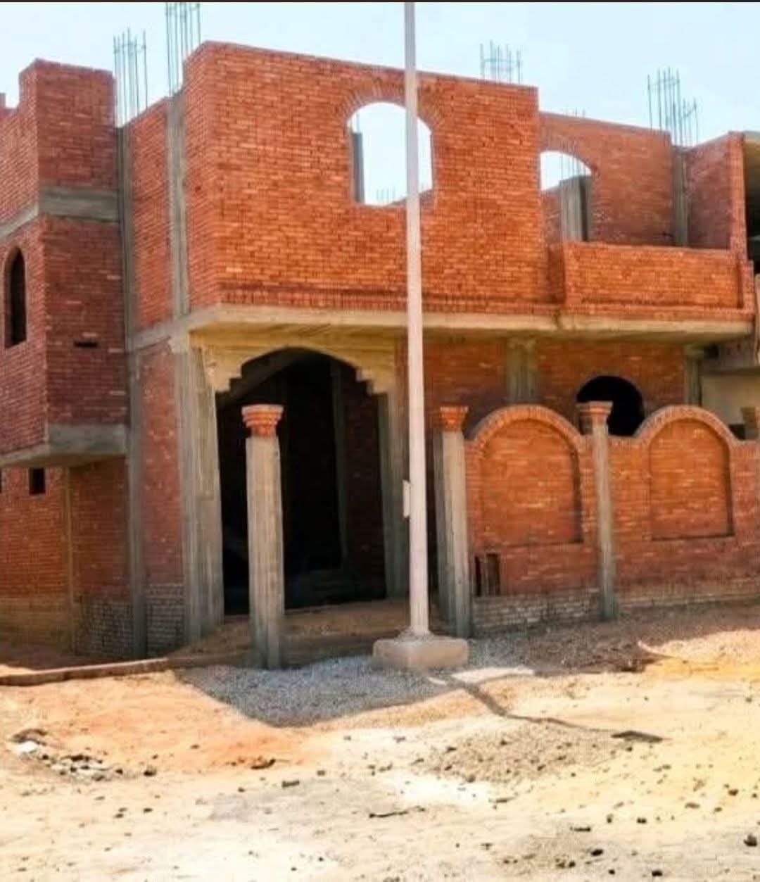 للبيع منزل بالحي 29 مجاوره 1 مساحه 209 متر المنزل واجهه شرقي دورين متوقف علي سقف الدور الثاني