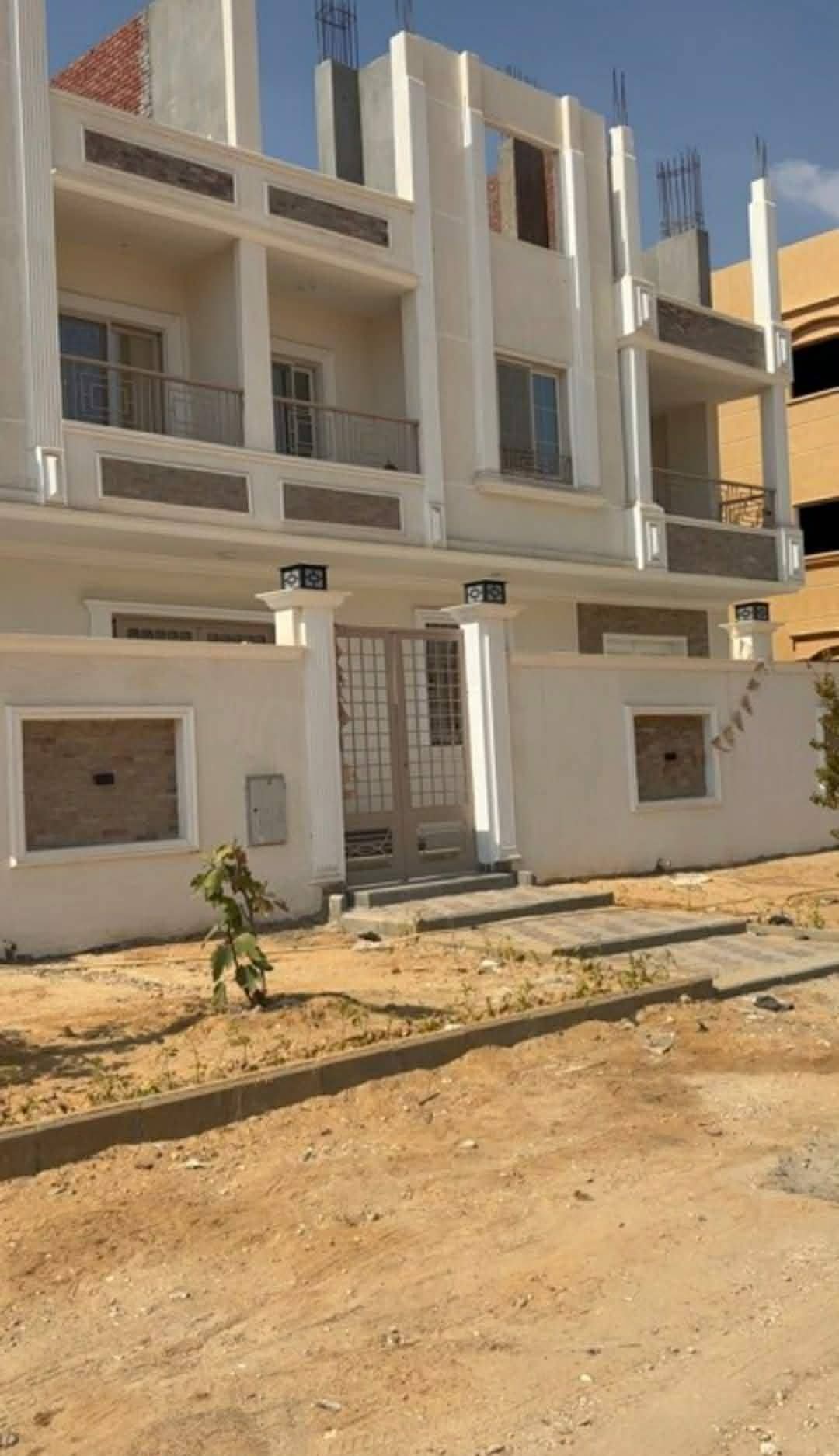 للبيع فيلا مساحتها 880متر  بالحي اليوناني مجاوره 81 دورين والثالث عمدان تشطيب سوبر لوكس