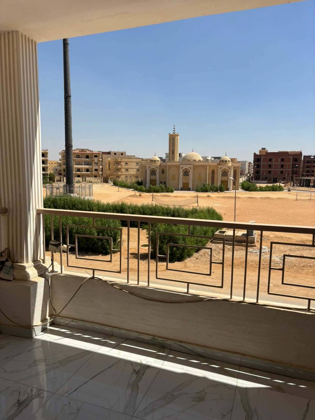 للبيع فيلا مساحتها 880متر  بالحي اليوناني مجاوره 81 دورين والثالث عمدان تشطيب سوبر لوكس