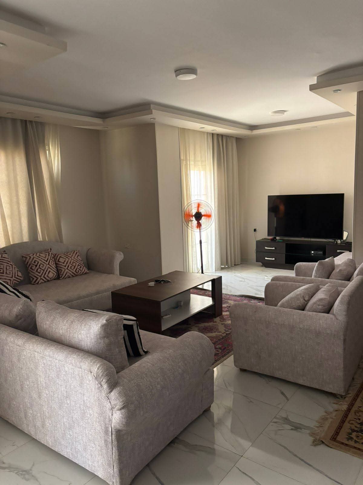للبيع فيلا مساحتها 880متر  بالحي اليوناني مجاوره 81 دورين والثالث عمدان تشطيب سوبر لوكس