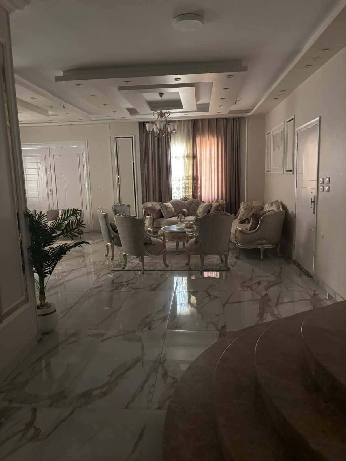 للبيع فيلا مساحتها 880متر  بالحي اليوناني مجاوره 81 دورين والثالث عمدان تشطيب سوبر لوكس